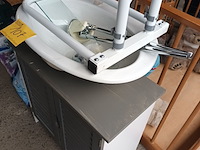 Lot 107 - badkamerkast, lavabo en handdoekrek - afbeelding 3 van  3