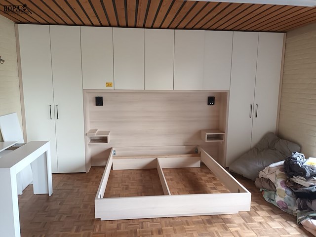 Lot 107 - bed met ombouw - afbeelding 1 van  4