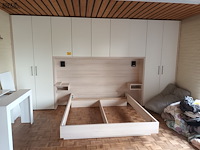 Lot 107 - bed met ombouw - afbeelding 1 van  4