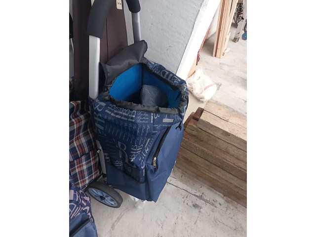 Lot 107 - boodschappen trolley. 5 stuks - afbeelding 3 van  4
