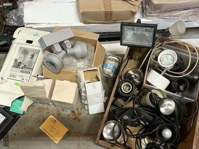 Lot 107 - diverse verlichtingsarmaturen en - producten: oa spotjes geb - afbeelding 1 van  5