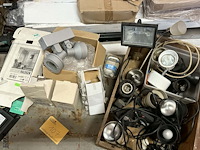 Lot 107 - diverse verlichtingsarmaturen en - producten: oa spotjes geb - afbeelding 1 van  5