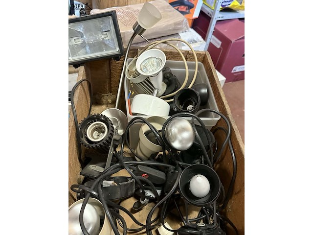 Lot 107 - diverse verlichtingsarmaturen en - producten: oa spotjes geb - afbeelding 5 van  5