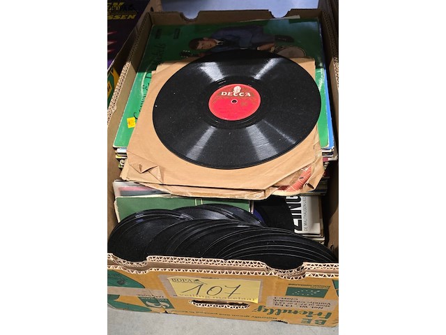 Lot 107 - doos lp's en singles en bakelietplaten - afbeelding 1 van  4