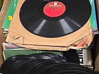 Lot 107 - doos lp's en singles en bakelietplaten - afbeelding 1 van  4