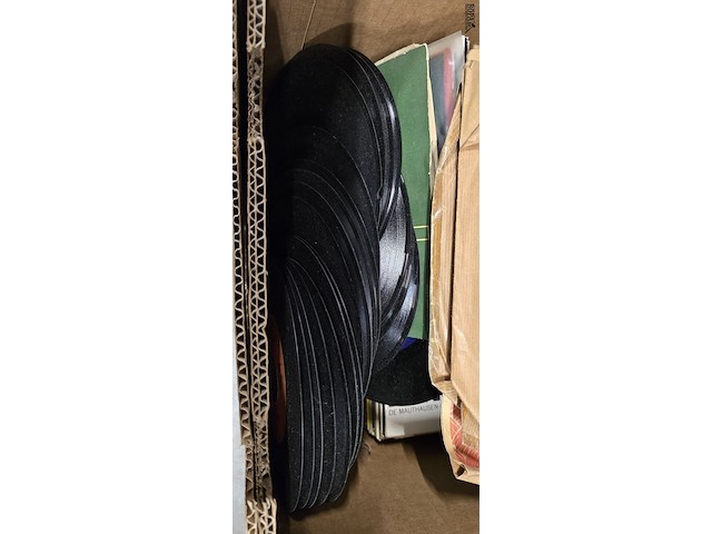 Lot 107 - doos lp's en singles en bakelietplaten - afbeelding 2 van  4