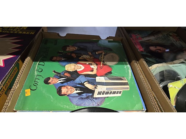 Lot 107 - doos lp's en singles en bakelietplaten - afbeelding 4 van  4