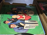 Lot 107 - doos lp's en singles en bakelietplaten - afbeelding 4 van  4