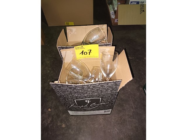 Lot 107 - glazen op voet liefmans. 2 dozen - afbeelding 1 van  2