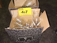 Lot 107 - glazen op voet liefmans. 2 dozen - afbeelding 1 van  2