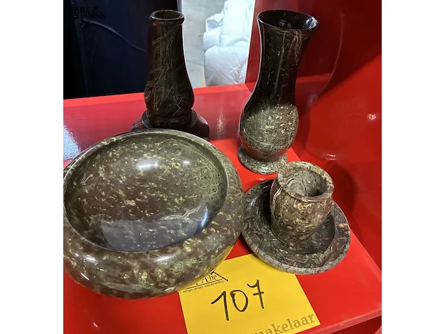 Lot 107 - handgemaakte decoratieve vazen en schalen - afbeelding 1 van  1