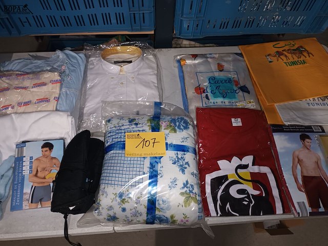 Lot 107 - herenkledij en deken. 15 stuks - afbeelding 1 van  4