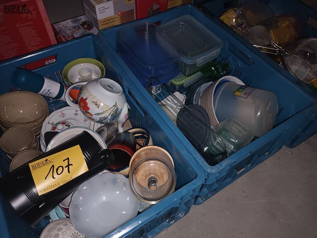 Lot 107 - huisraad. 3 bakken - afbeelding 1 van  4