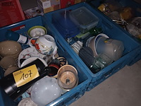 Lot 107 - huisraad. 3 bakken - afbeelding 1 van  4