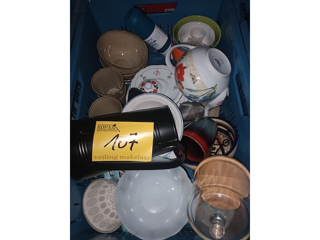 Lot 107 - huisraad. 3 bakken - afbeelding 2 van  4