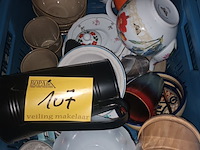 Lot 107 - huisraad. 3 bakken - afbeelding 2 van  4