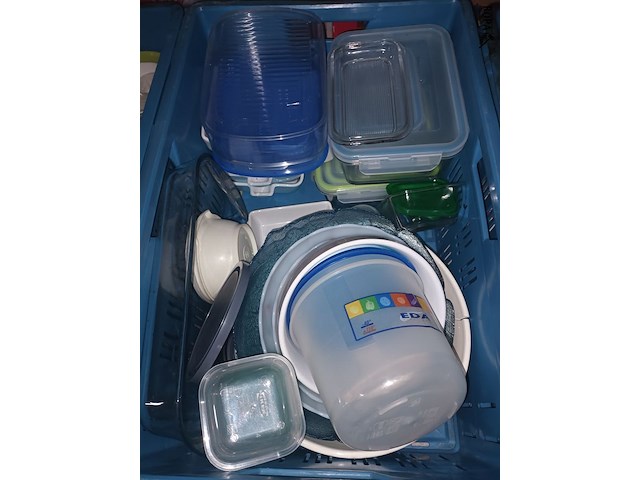 Lot 107 - huisraad. 3 bakken - afbeelding 3 van  4