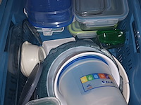 Lot 107 - huisraad. 3 bakken - afbeelding 3 van  4