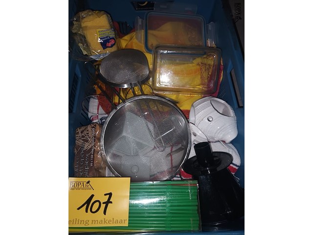 Lot 107 - huisraad. 3 bakken - afbeelding 4 van  4