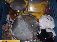 Lot 107 - huisraad. 3 bakken - afbeelding 4 van  4