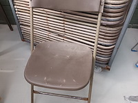 Lot 107 - kar met plooistoelen - afbeelding 1 van  4