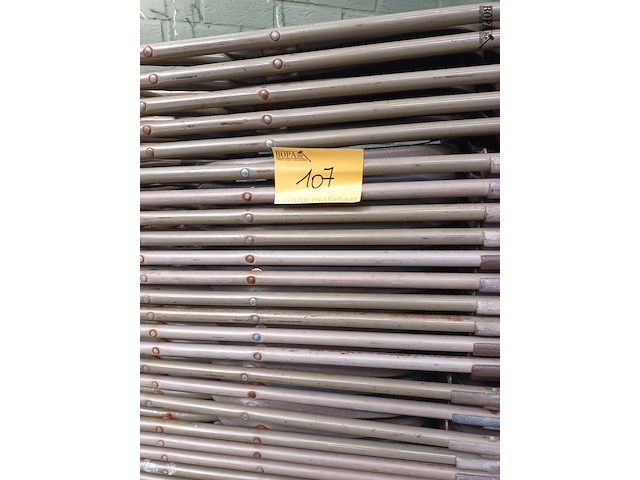 Lot 107 - kar met plooistoelen - afbeelding 2 van  4