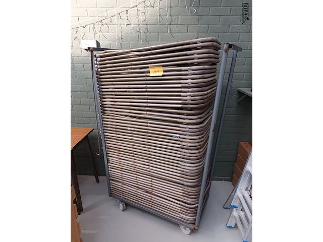 Lot 107 - kar met plooistoelen - afbeelding 3 van  4