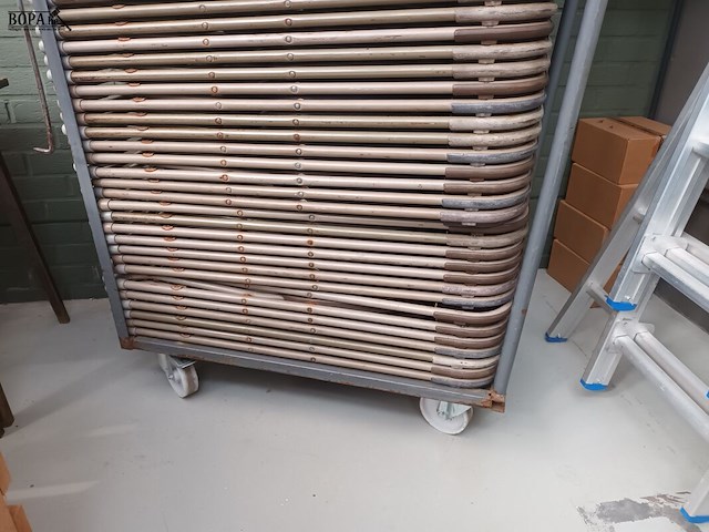 Lot 107 - kar met plooistoelen - afbeelding 4 van  4