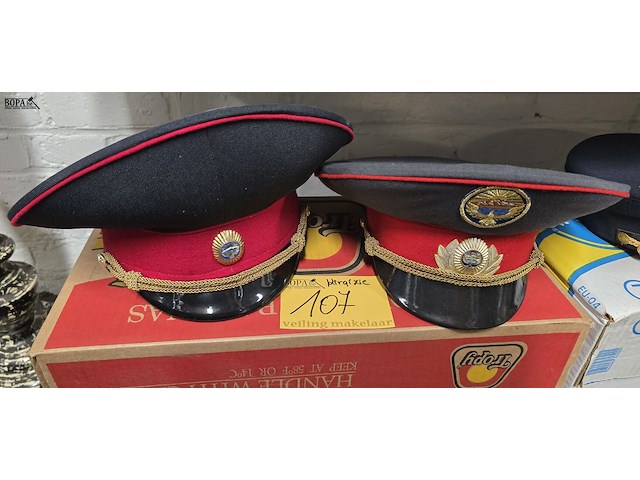 Lot 107 - kirgizië 2 kepies - afbeelding 1 van  4