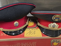 Lot 107 - kirgizië 2 kepies - afbeelding 1 van  4