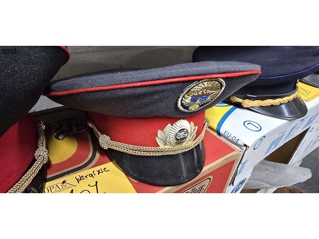 Lot 107 - kirgizië 2 kepies - afbeelding 3 van  4