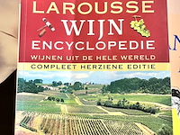 Lot 107 - larousse wijn encyclopedie - afbeelding 1 van  7