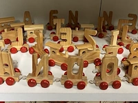 Lot 107 - lot houten treintje en letters - ong. 34 stuks