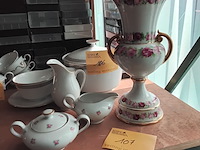 Lot 107 - porseleinen setje rozenmotief - afbeelding 1 van  5