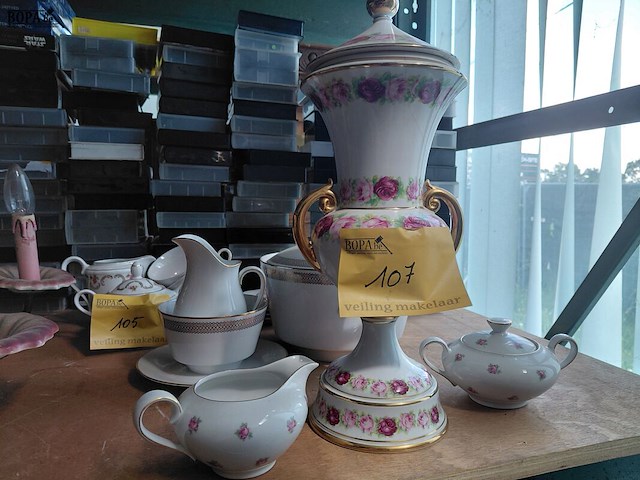 Lot 107 - porseleinen setje rozenmotief - afbeelding 2 van  5