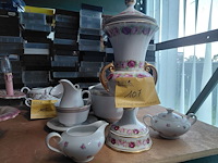Lot 107 - porseleinen setje rozenmotief - afbeelding 2 van  5