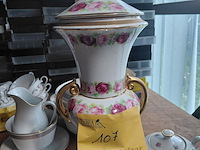 Lot 107 - porseleinen setje rozenmotief - afbeelding 3 van  5