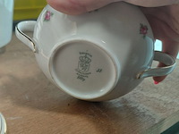 Lot 107 - porseleinen setje rozenmotief - afbeelding 4 van  5