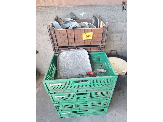 Lot 107 - pvc stapelbakken en kuipen. 23 stuks - afbeelding 1 van  3