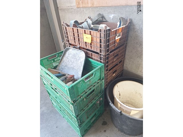Lot 107 - pvc stapelbakken en kuipen. 23 stuks - afbeelding 2 van  3