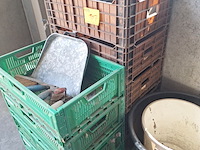 Lot 107 - pvc stapelbakken en kuipen. 23 stuks - afbeelding 2 van  3
