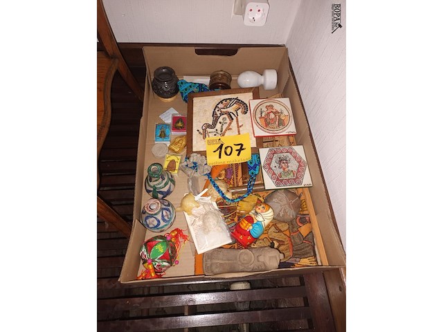 Lot 107 - souvenirs van reizen - afbeelding 1 van  5