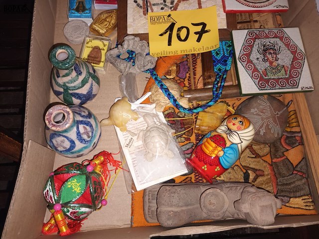Lot 107 - souvenirs van reizen - afbeelding 4 van  5