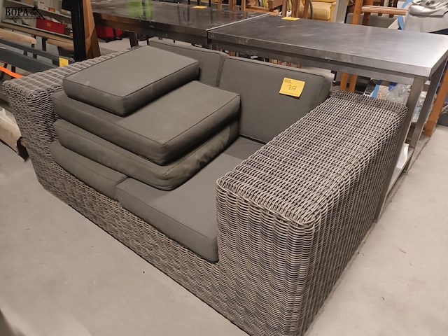 Lot 107 - wicker zetel met kussens - afbeelding 1 van  4