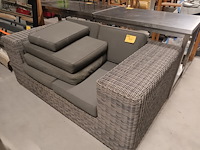 Lot 107 - wicker zetel met kussens - afbeelding 1 van  4