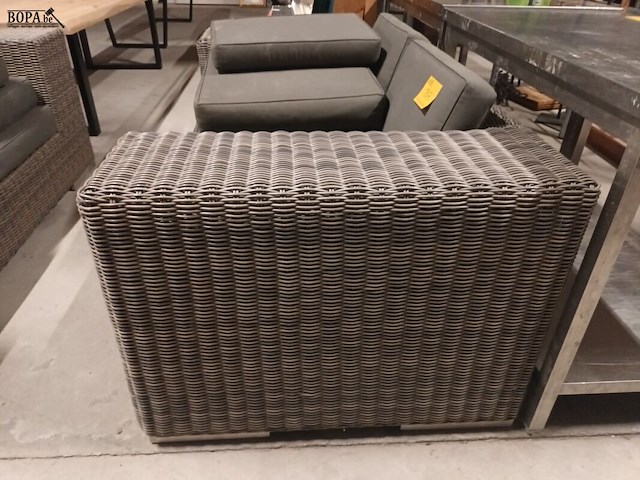 Lot 107 - wicker zetel met kussens - afbeelding 2 van  4