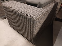 Lot 107 - wicker zetel met kussens - afbeelding 3 van  4