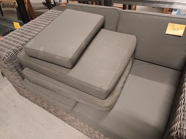 Lot 107 - wicker zetel met kussens - afbeelding 4 van  4