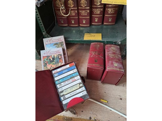 Lot 108 - cassettehouders encyclopedie met muziekcassettes diverse - d - afbeelding 1 van  2
