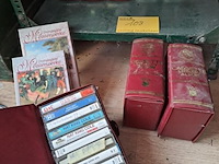 Lot 108 - cassettehouders encyclopedie met muziekcassettes diverse - d - afbeelding 1 van  2